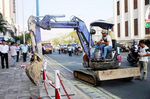 Quận 1 cắt rào xích, &#34;bứng&#34; vọng gác công an trên vỉa hè - 5