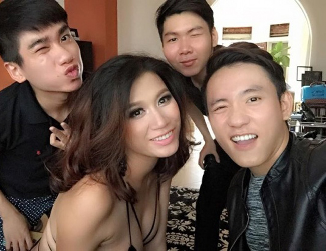 Người mẫu Trang Trần và ekip của mình trước lúc bấm máy cho shoot hình bikini.