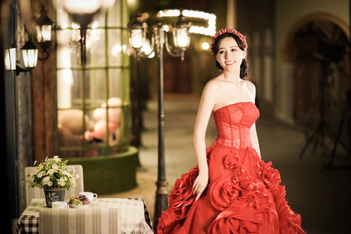 Mai Phương Thúy đẹp mê hồn với váy cúp ngực trễ nải - 11