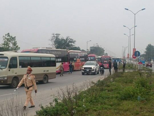 Hơn 100 xe khách nối dài trên cao tốc phản đối chuyển bến - 1