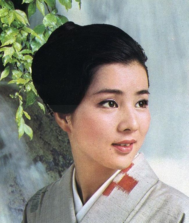 Sayuri Yoshinaga là nữ diễn viên Nhật mang vẻ đẹp dịu hiền, duyên dáng. 