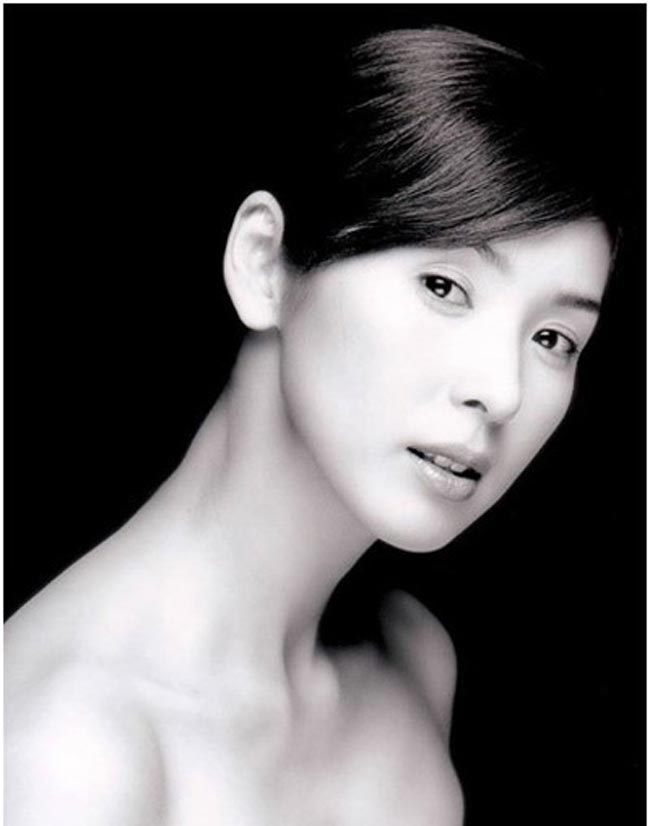 Hitomi Kuroki sinh năm 1960, tên thật là Shoko Ichiji.