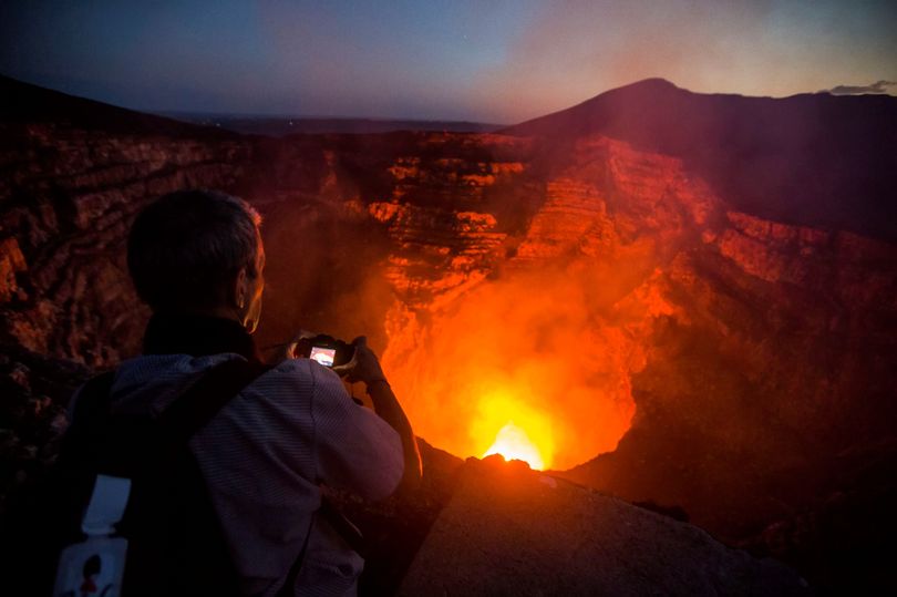 Hai người đàn ông rơi sâu 450m vào miệng núi lửa nóng đỏ - 1