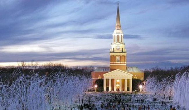 49. Đại học Wake Forest: Luôn có vị trí nổi bật trong danh sách những trường Đại học tốt nhất nước Mỹ, Wake Forest tự hào là ngôi trường đáng mơ ước của sinh viên Mỹ. Diện tích khuôn viên trường vô cùng rộng, đủ để tổ chức nhiều hoạt động dành cho sinh viên hệ đại học và sau đại học. Hệ thống thư viện Z. Smith Reynolds được xây dựng từ những năm 1990, có diện tích rộng tới 140 ha, nằm trên ngọn đồi trong khuôn viên trường, được thiết kế vô cùng độc đáo và đẹp mắt.