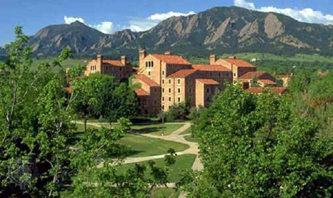 48. Đại học Colorado-Boulder: Khuôn viên phía tây của trường bao gồm rất nhiều nhà hàng, quán bar và ký túc xá dành cho sinh viên. Tòa nhà nổi tiếng nhất của trường là Mackey Auditorium. Không gian và kiến trúc trong trường chủ yếu dùng các loại nguyên vật liệu sẵn có của địa phương như đá sa thạch, gạch đỏ,…
