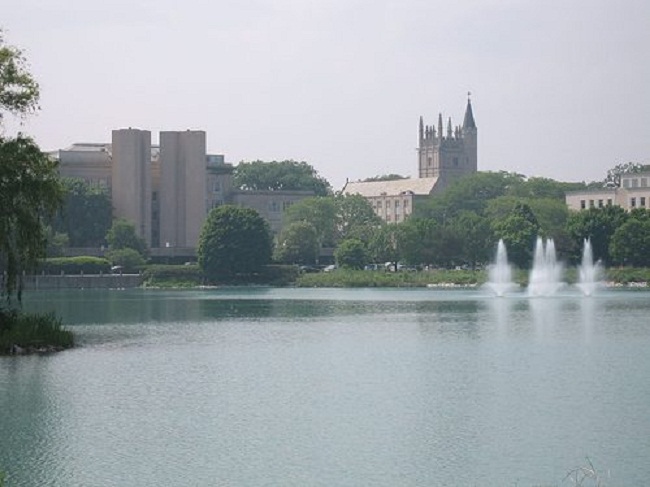 47. Đại học Northwestern: Ngôi trường nằm trên bờ hồ Michigan, có cảnh sắc vô cùng đẹp suốt 4 mùa. Đại học Northwestern có kiến trúc từ những năm 1800. Điểm nổi bật nhất trong khuôn viên trường là những thư viện được xây dựng từ những năm 1970 cổ điển và ấn tượng. 