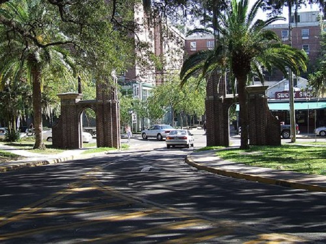 43. Đại học bang Florida: Nhà thờ Grove là một trong những khu vực đẹp và thu hút nhất trong khuôn viên trường. Bên cạnh đó, trường còn sở hữu khu phức hợp thể thao cũng như tòa nhà Westcott là điểm hẹn yêu thích của sinh viên trong trường.