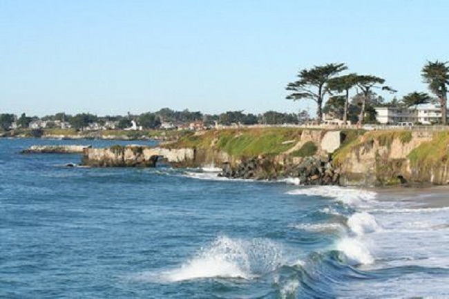 40. Đại học California - Santa Cruz: Nằm trên bờ biển Thái Bình Dương, đây là trường Đại học ven biển đẹp nhất nước Mỹ. Cả khuôn viên rộng lớn của trường đều nằm nép và vào Vịnh Monterrey, với những con đường đi bộ trải dài miên man, mở rộng về phía trước.