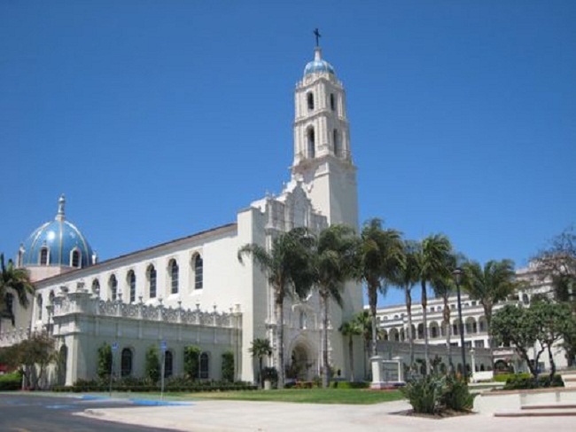 39. Đại học San Diego: Kiến trúc của ngôi trường được giữ nguyên suốt từ thế kỷ 16, theo phong cách kiến trúc thời Phục Hưng. Bạn dường như đang lạc vào một khu nghỉ dưỡng khi dạo quanh khuôn viên trường, ngắm nhìn Cảng San Diego, quần đảo Coronado và La Jolla.