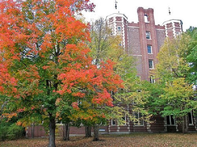 38. Đại học Wellesley: Cách 12 dặm về phía Tây của trung tâm thành phố Boston, Đại học Wellesley xứng đáng là một trong những ngôi trường đẹp nhất đất nước cờ hoa. Khuôn viên ngôi trường được thiết kế phủ kín cây cối cùng những đồng cỏ lãng mạn.