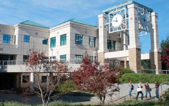 34. Đại học bang Sonoma: Là trường đại học “xanh” hàng đầu nước Mỹ, gần như mỗi tòa nhà trong khuôn viên trường đều được thiết kể để sinh viên có được không gian học tập, nghiên cứu tốt nhất. Trung tâm trường đã được làm chuẩn cho nhiều mô hình trường học khác. Các cơ sở của nhà trường đều sử dụng tấm lợp phản quang, các loại cao su tái chế và được gia công kiên cố bằng gạch. Thiết kế không chỉ thân thiện với môi trường, các tòa nhà của nó còn có mối liên hệ tuyệt vời với cảnh quan ở địa phương, với những con đường đi bộ và rừng cây xanh mướt.