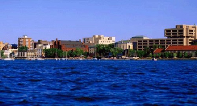 29. Đại học Wisconsin-Madison: Trường nằm giữa hai hồ nước lớn là Mendota và Monota, không có gì lạ khi nơi đây luôn tổ chức những hoạt động ngoại khóa bổ ích và hấp dẫn cho sinh viên trong suốt bốn mùa. Khuôn viên trường giống như một thành phố thu nhỏ, với đầy đủ các trung tâm nghiên cứu, học tập cũng như sinh hoạt của sinh viên.