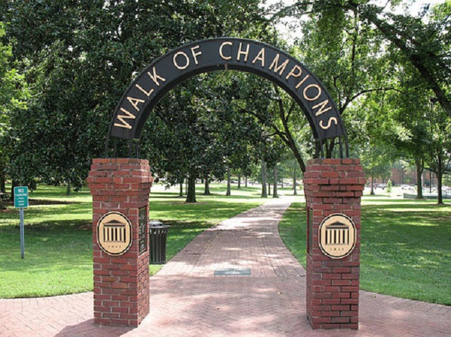 28. Đại học Mississippi (Ole Miss): Là một ngôi trường có thiết kế đậm nét truyền thống và cũng vô cùng đẹp mắt. Trong khuôn viên trường giống như một khu rừng với đủ các loại cây như gỗ sồi, cây du và mộc lan cây,… cùng những túp lều được dựng lên phục vụ hoạt động ngoại khóa cuối tuần.
