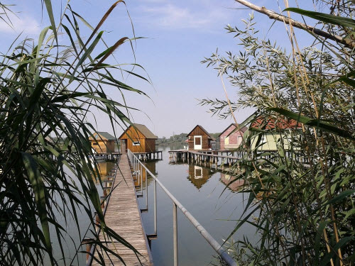 Bí ẩn ngôi làng nổi hẻo lánh, đẹp như tranh ở Hungary - 7