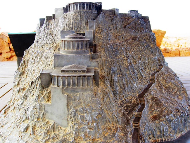 Sự thật tích 1000 người lao từ núi xuống Biển Chết tự sát - 3