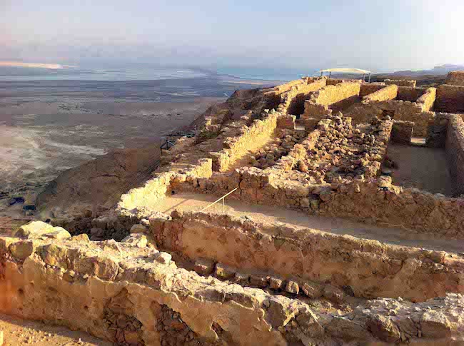 Sự thật tích 1000 người lao từ núi xuống Biển Chết tự sát - 4