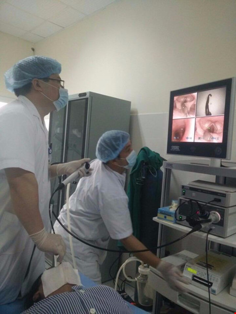 Con vắt dài 5 cm sống trong họng người phụ nữ - 2