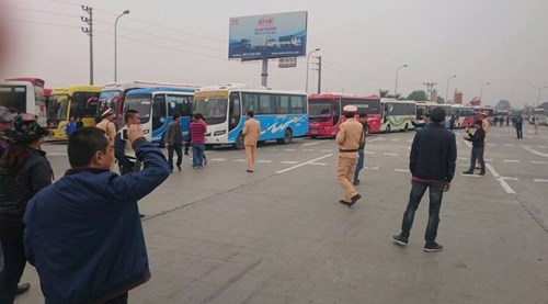 Cảnh sát dùng xe tải cẩu xe khách phản đối phân luồng - 2