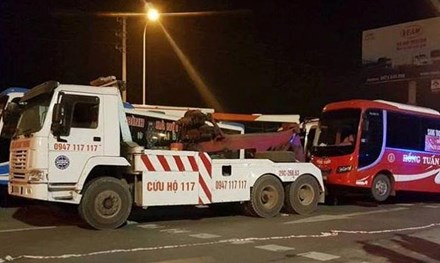 Cảnh sát dùng xe tải cẩu xe khách phản đối phân luồng - 1