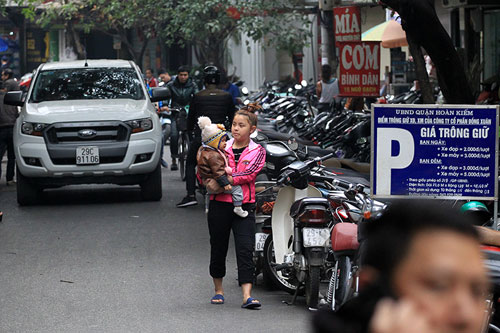 Dẹp loạn vỉa hè Hà Nội: Thu biển cũ, bày biển mới to đẹp hơn - 6