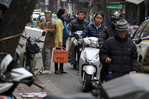 Dẹp loạn vỉa hè Hà Nội: Thu biển cũ, bày biển mới to đẹp hơn - 10