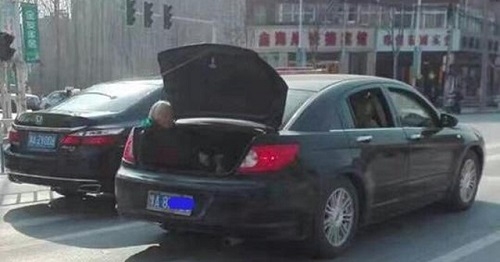 Cho mẹ già ngồi cốp xe để dành chỗ chở bạn gái gây phẫn nộ - 1