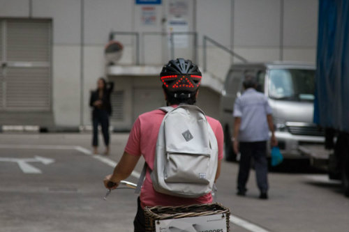 Mũ bảo hiểm thông minh bảo vệ người đi xe đạp - 1