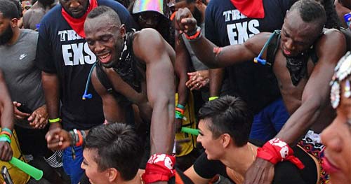 Tròn mắt: Usain Bolt tư thế &#34;lạ&#34; với hàng tá chân dài - 3