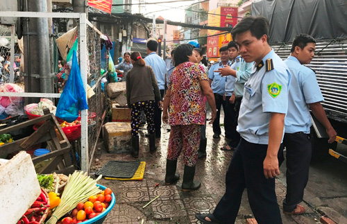 Chủ tịch TP.HCM: “Để tái chiếm vỉa hè sẽ mời chủ tịch phường làm việc khác” - 2