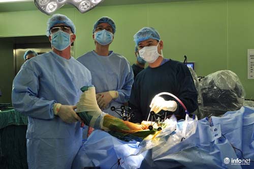 Phẫu thuật bằng robot: 2 tiếng sau phẫu thuật khớp bệnh nhân đi lại được - 1