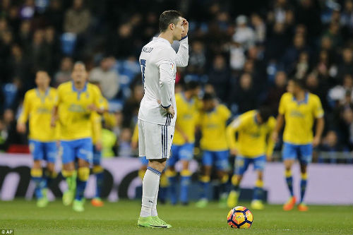 Real tụt hậu Barca: Mình Ronaldo làm, cả dàn sao phá - 1