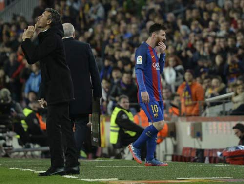 Barca: Enrique ra đi, Messi có phải &#34;cừu đen&#34;? - 1