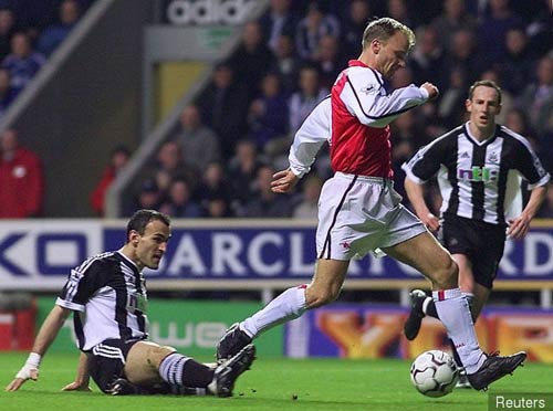 Bergkamp, 15 năm kiệt tác qua người kinh điển ở Arsenal - 1