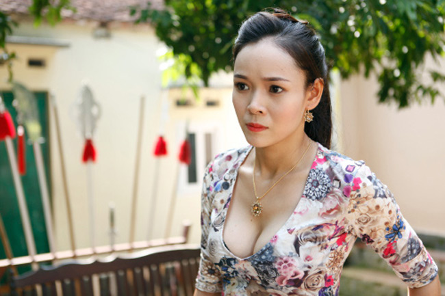 Khán giả đã vô cùng bất ngờ khi nhìn thấy hình ảnh gợi cảm của nữ diễn viên Diễm Hương trong bộ phim hài tết "Ván cờ vồ" cùng với nghệ sĩ hài Quang Tèo. Được biết những hình ảnh này xuất hiện từ Tết 2015.