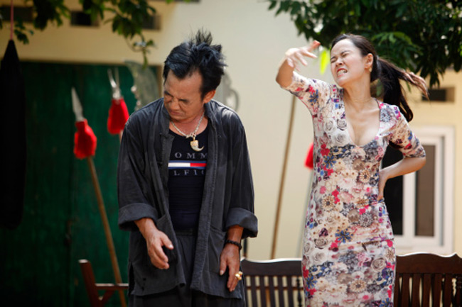 Trong phần phim n"Ván cờ vồ", Diễm Hương vào vai cô người yêu đanh đá của Quang Tèo, thẳng tay đánh đấm khi phát hiện ra bạn trai mình "dê gái".