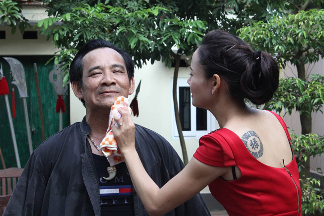 Trên phim trường, Diễm Hương và Quang Tèo có khá nhiều cảnh tình cảm, chăm sóc lẫn nhau.