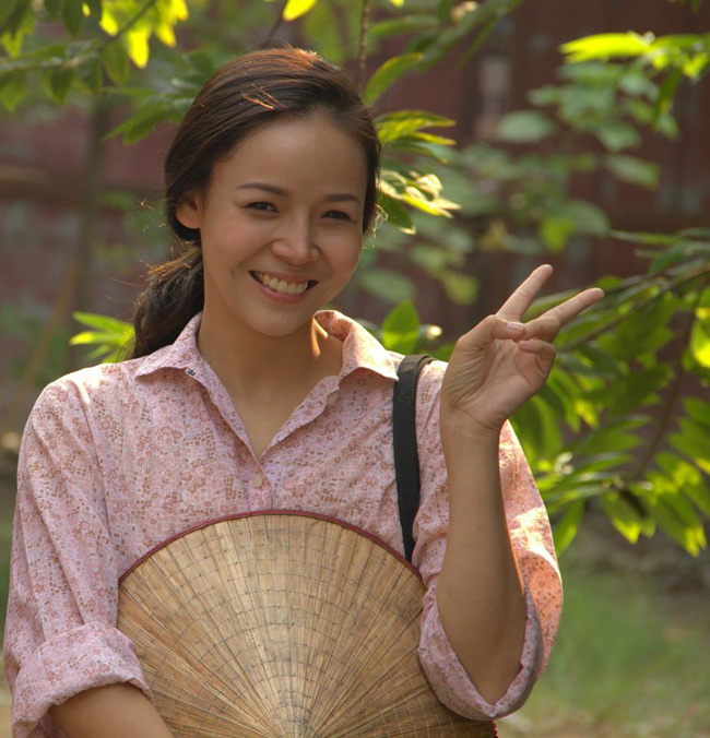 Nhưng ngay sau đó, Diễm Hương đã gây bất ngờ với tạo hình "gái quê" của mình trong một bộ phim khác.