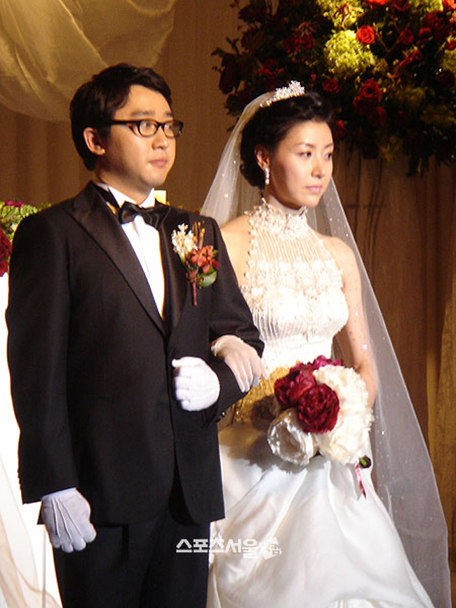 Đám cưới đầu tiên của Sung Hyun Ah vào tháng 12/2007 với một doanh nhân hơn cô 1 tuổi.