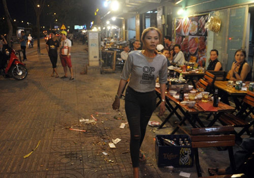 Hẻm biến thành bãi giữ xe, người bệnh được cõng ra đường đi cấp cứu - 8