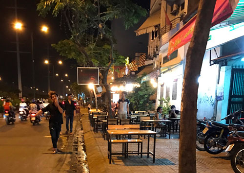 Hẻm biến thành bãi giữ xe, người bệnh được cõng ra đường đi cấp cứu - 10