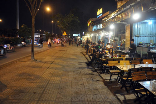 Hẻm biến thành bãi giữ xe, người bệnh được cõng ra đường đi cấp cứu - 9