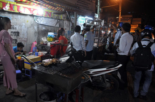 Hẻm biến thành bãi giữ xe, người bệnh được cõng ra đường đi cấp cứu - 12