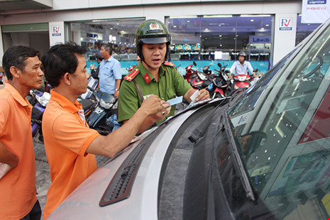 Lấy cớ quẹo xe vào nhà để chạy xe lên lề đường - 3