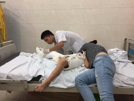 HS gãy chân ở trường Nam Trung Yên bị thương tật 32% - 1