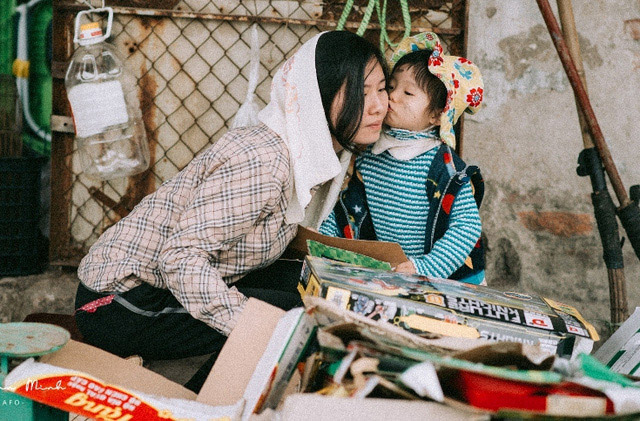 Sự thật về bộ ảnh &#34;Mẹ con đồng nát&#34; khiến ngàn người rung động - 14
