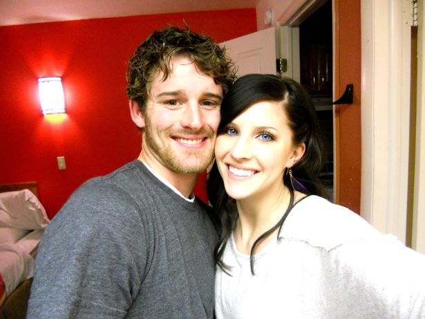 Siêu âm xong sốc vì thấy con giơ tay như ngôi sao nhạc rock - 2