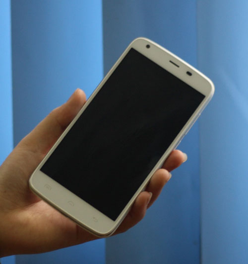 Điện thoại DCO T6 pin khỏe thu hút người dùng - 2