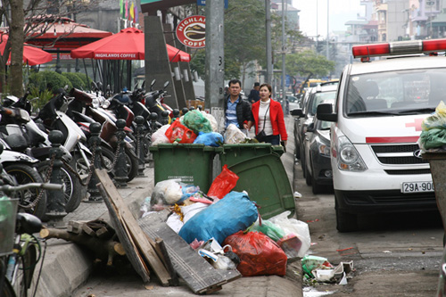 Gặp cảnh này, người đi bộ chỉ còn cách... xuống đường - 2