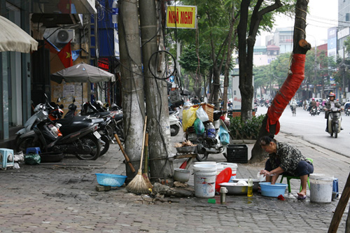 Gặp cảnh này, người đi bộ chỉ còn cách... xuống đường - 7