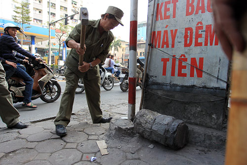 HN: Cán bộ phường dùng búa tạ, kìm cộng lực "dẹp loạn" vỉa hè - 8